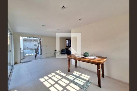 Casa à venda com 250m², 5 quartos e 2 vagas Casa à venda com 250m², 5 quartos e 2 vagasTerraço