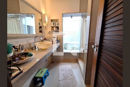 Casa à venda com 250m², 5 quartos e 2 vagas Casa à venda com 250m², 5 quartos e 2 vagasBanheiro da suíte 2