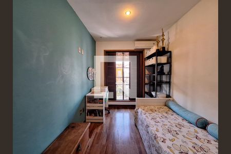 Casa à venda com 250m², 5 quartos e 2 vagas Casa à venda com 250m², 5 quartos e 2 vagasQuarto 4