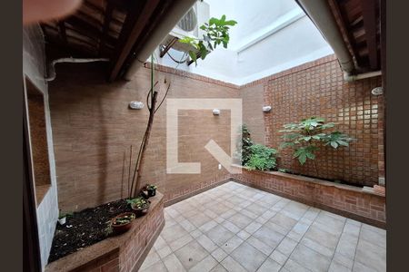 Casa à venda com 250m², 5 quartos e 2 vagas Casa à venda com 250m², 5 quartos e 2 vagasQuintal de inverno