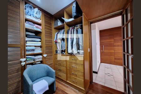 Casa à venda com 250m², 5 quartos e 2 vagas Casa à venda com 250m², 5 quartos e 2 vagasCloset