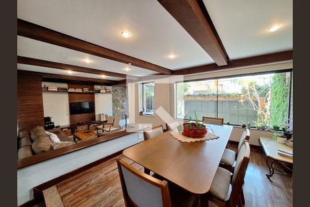 Casa à venda com 250m², 5 quartos e 2 vagas Casa à venda com 250m², 5 quartos e 2 vagasSala