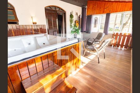 Casa à venda com 250m², 3 quartos e 3 vagas Casa à venda com 250m², 3 quartos e 3 vagasVaranda