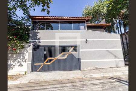 Casa à venda com 250m², 3 quartos e 3 vagas Casa à venda com 250m², 3 quartos e 3 vagasFachada