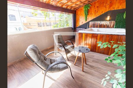 Casa à venda com 250m², 3 quartos e 3 vagas Casa à venda com 250m², 3 quartos e 3 vagasVaranda