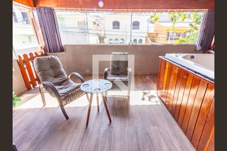 Casa à venda com 250m², 3 quartos e 3 vagas Casa à venda com 250m², 3 quartos e 3 vagasVaranda