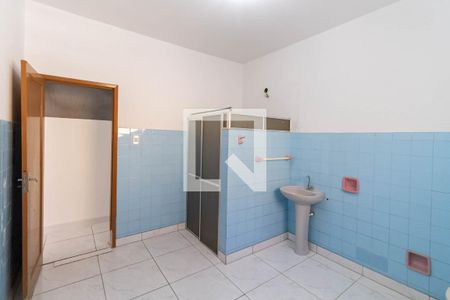 Banheiro social  de casa para alugar com 2 quartos, 65m² em São Francisco, Belo Horizonte