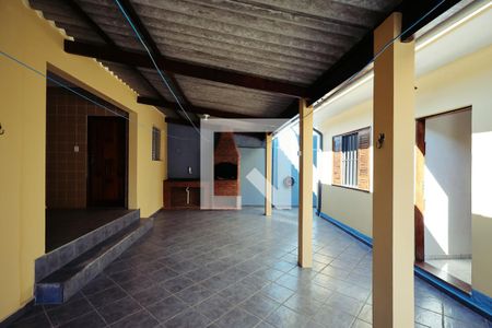 Casa à venda com 187m², 4 quartos e 6 vagas Casa à venda com 187m², 4 quartos e 6 vagasQuintal