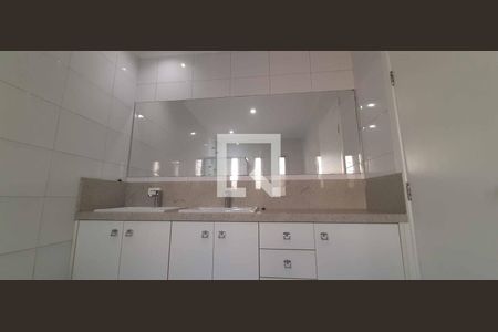 Casa à venda com 398m², 6 quartos e sem vagaBanheiro da Suíte 2