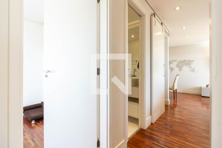 Apartamento à venda com 87m², 2 quartos e 2 vagasCorredor do apartamento 
