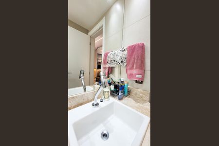 Apartamento à venda com 83m², 2 quartos e 2 vagasBanheiro da Suite