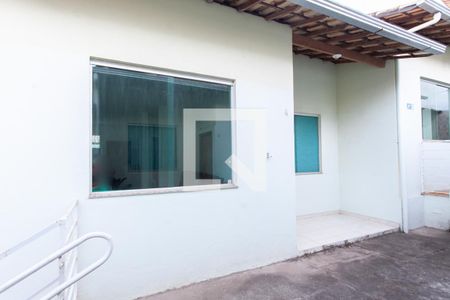 Casa à venda com 70m², 2 quartos e 1 vaga Casa à venda com 70m², 2 quartos e 1 vagaFachada