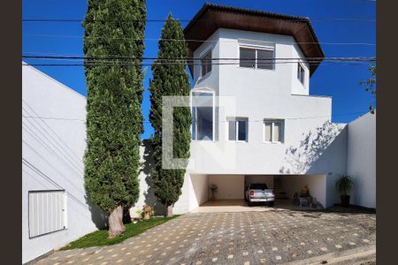 Casa de condomínio para alugar com 316m², 3 quartos e 6 vagasFachada
