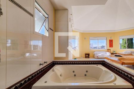 Casa de condomínio para alugar com 316m², 3 quartos e 6 vagasBanheira