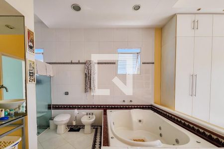 Casa de condomínio para alugar com 316m², 3 quartos e 6 vagasBanheiro da Suíte