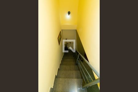 Casa à venda com 150m², 3 quartos e 4 vagas Casa à venda com 150m², 3 quartos e 4 vagasEscada