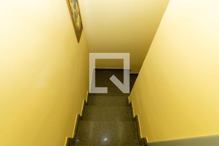 Casa à venda com 150m², 3 quartos e 4 vagas Casa à venda com 150m², 3 quartos e 4 vagasEscada