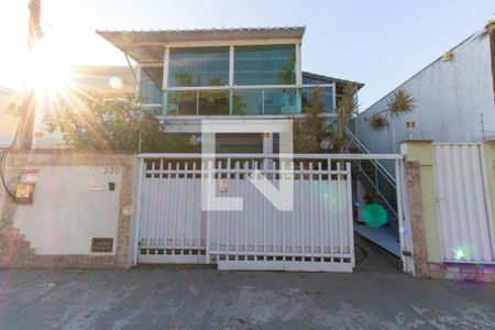 Casa à venda com 325m², 4 quartos e 2 vagasFachada