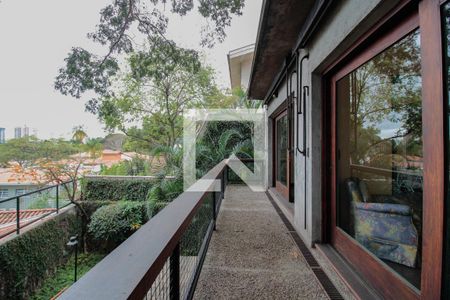 Casa à venda com 300m², 3 quartos e 3 vagas Casa à venda com 300m², 3 quartos e 3 vagasVaranda