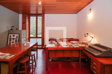 Casa à venda com 300m², 3 quartos e 3 vagas Casa à venda com 300m², 3 quartos e 3 vagasSuíte 2