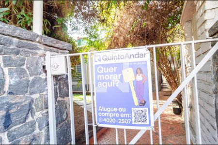 Casa para alugar com 190m², 3 quartos e 1 vaga Casa para alugar com 190m², 3 quartos e 1 vagaFachada + Plaquinha