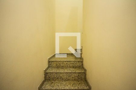 Escada de casa para alugar com 3 quartos, 106m² em Vila Antonieta, São Paulo