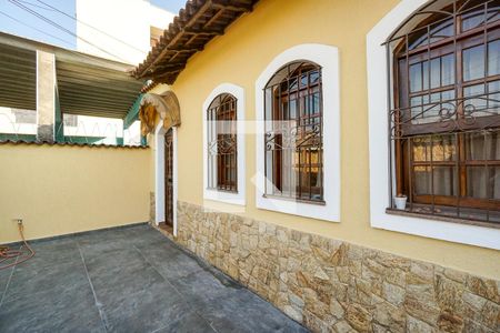 Casa à venda com 370m², 3 quartos e 4 vagasBanheiro de serviço