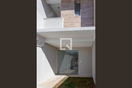 Casa à venda com 112m², 2 quartos e 1 vagaFachada