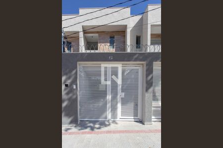 Casa à venda com 112m², 2 quartos e 1 vaga Casa à venda com 112m², 2 quartos e 1 vagaFachada