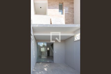 Casa à venda com 112m², 2 quartos e 1 vaga Casa à venda com 112m², 2 quartos e 1 vagaFachada