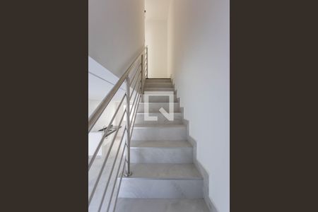 Casa à venda com 112m², 2 quartos e 1 vaga Casa à venda com 112m², 2 quartos e 1 vagaEscada