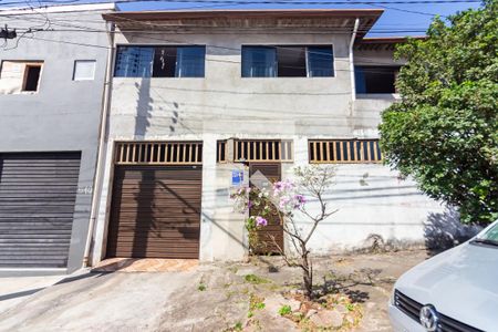 Casa à venda com 172m², 2 quartos e 2 vagas Casa à venda com 172m², 2 quartos e 2 vagasFachada