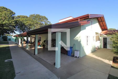 Casa à venda com 398m², 3 quartos e 8 vagas Casa à venda com 398m², 3 quartos e 8 vagasÁrea externa