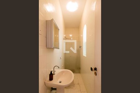 Casa para alugar com 700m², 5 quartos e 6 vagasBanheiro de serviço