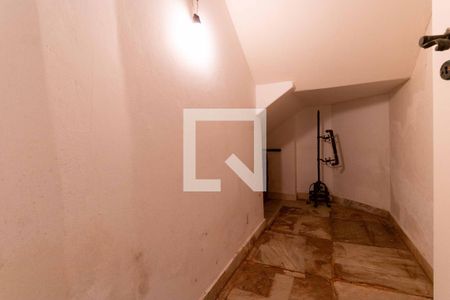 Casa para alugar com 700m², 5 quartos e 6 vagasAdega