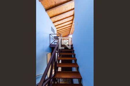 Casa à venda com 230m², 3 quartos e 2 vagas Casa à venda com 230m², 3 quartos e 2 vagasEscada