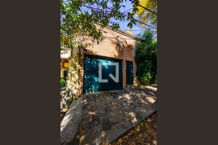 Casa à venda com 230m², 3 quartos e 2 vagas Casa à venda com 230m², 3 quartos e 2 vagasFacahada