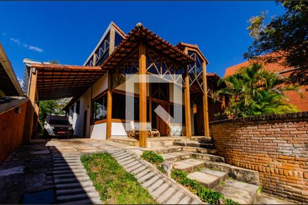 Casa à venda com 230m², 3 quartos e 2 vagas Casa à venda com 230m², 3 quartos e 2 vagasÁrea externa