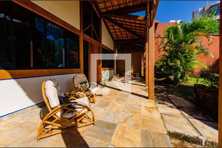 Casa à venda com 230m², 3 quartos e 2 vagas Casa à venda com 230m², 3 quartos e 2 vagasÁrea externa