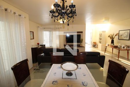 Casa à venda com 250m², 4 quartos e 4 vagasSala