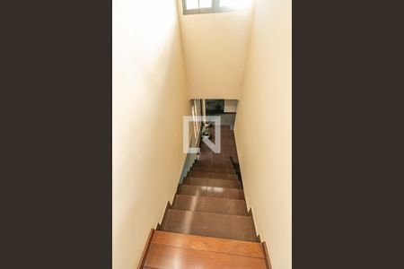 Casa para alugar com 293m², 4 quartos e 3 vagas Casa para alugar com 293m², 4 quartos e 3 vagasEscadas