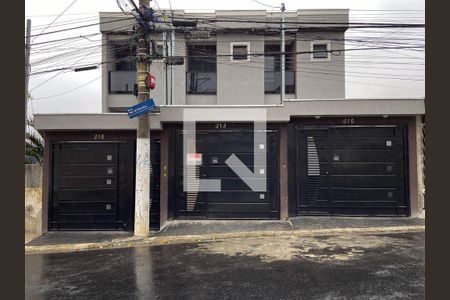 Casa à venda com 130m², 3 quartos e 4 vagas Casa à venda com 130m², 3 quartos e 4 vagasFachada