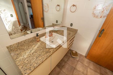 Casa à venda com 510m², 5 quartos e 12 vagas Casa à venda com 510m², 5 quartos e 12 vagasDetalhe Banheiro da Suíte 1