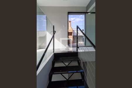 Casa à venda com 160m², 4 quartos e 4 vagas Casa à venda com 160m², 4 quartos e 4 vagasEscada