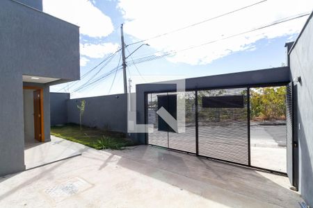 Casa à venda com 160m², 4 quartos e 4 vagas Casa à venda com 160m², 4 quartos e 4 vagasEntrada