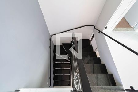 Casa à venda com 160m², 4 quartos e 4 vagas Casa à venda com 160m², 4 quartos e 4 vagasEscada