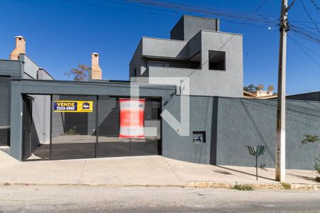 Casa à venda com 160m², 4 quartos e 4 vagas Casa à venda com 160m², 4 quartos e 4 vagasFachada