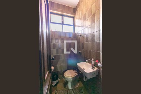 Casa para alugar com 365m², 5 quartos e 6 vagas Casa para alugar com 365m², 5 quartos e 6 vagasBanheiro de serviço