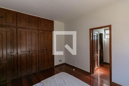 Casa para alugar com 365m², 5 quartos e 6 vagas Casa para alugar com 365m², 5 quartos e 6 vagasQuarto