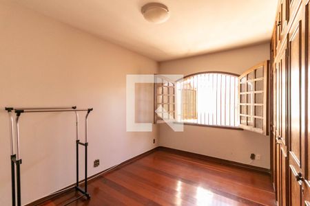 Casa para alugar com 365m², 5 quartos e 6 vagas Casa para alugar com 365m², 5 quartos e 6 vagasQuarto